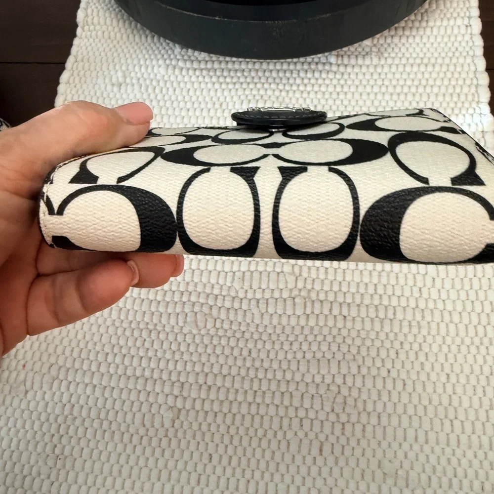 Coach White and Black Signature Wallet - Picture 3 of 9